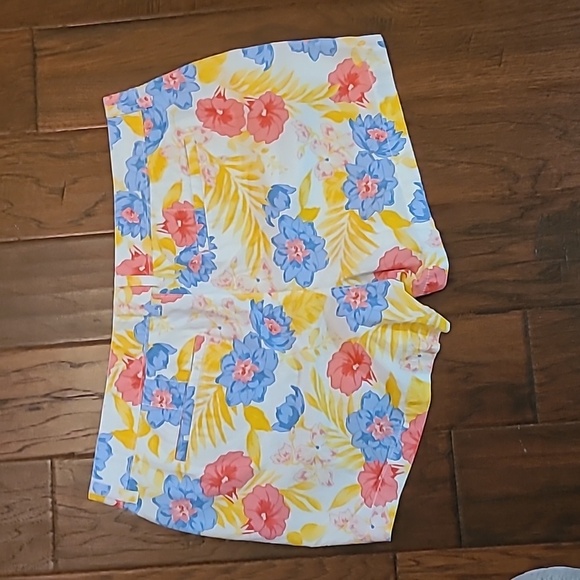 Old Navy colorful floral women's shorts size 14 - Picture 2 of 7